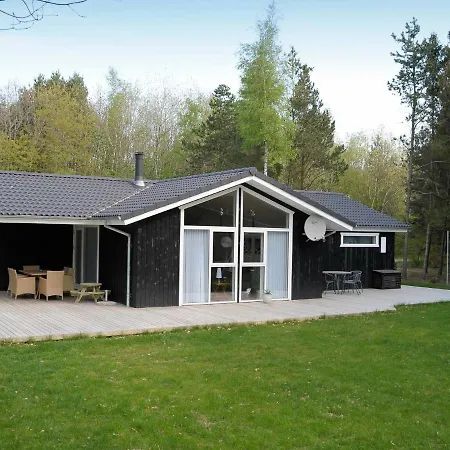 Three-bedroom Holiday In By 3 *