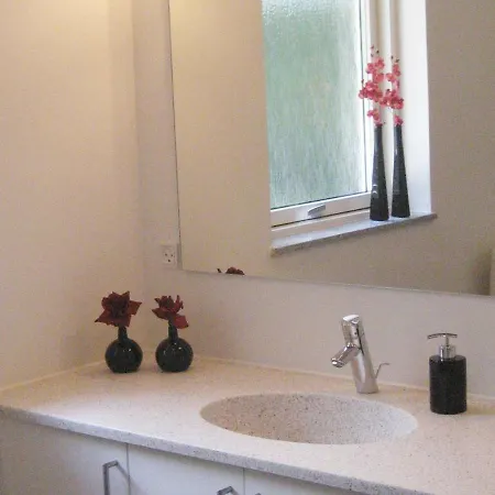 Three-bedroom Holiday In By 3