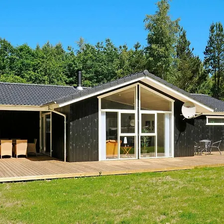 Feriehus Three-bedroom Holiday In By 3