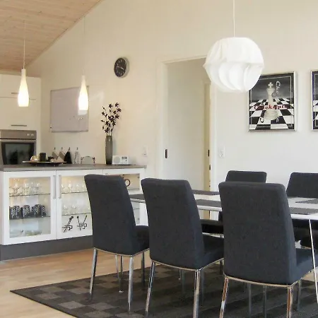 Three-bedroom Holiday In By 3
